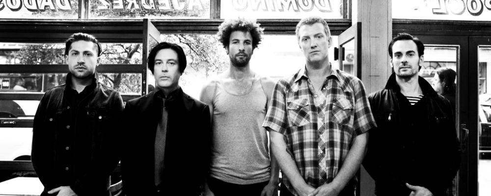 queens of the stone age blanco y negro 2013