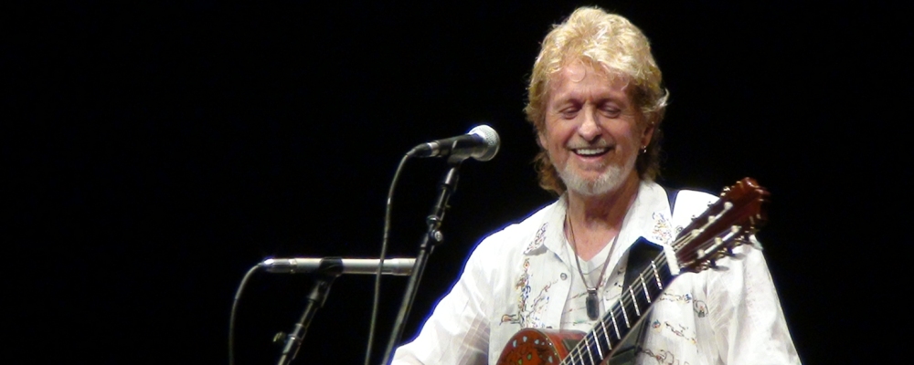 Jon_Anderson_with_acoustic_guitar_2