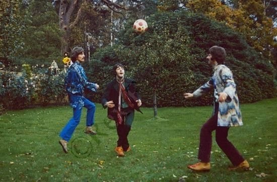 BEATLES JUGANDO FUTBOL