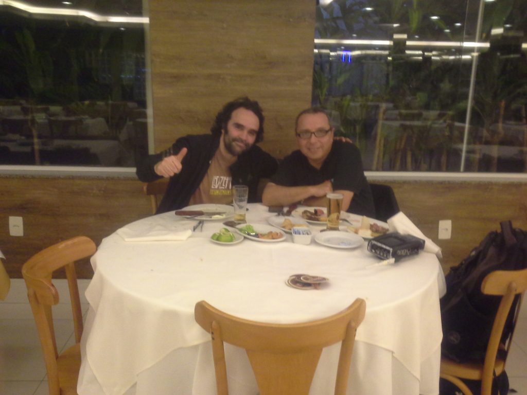 Con el ingeniero Walter Romero, en un rodizio cerca de Maracaná