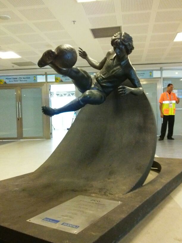 Monumento en homenaje a Zico en el hall de ingreso a Maracaná