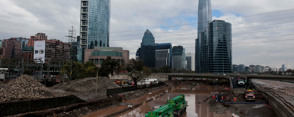 Limpieza en sectores afectados de Costanera Norte