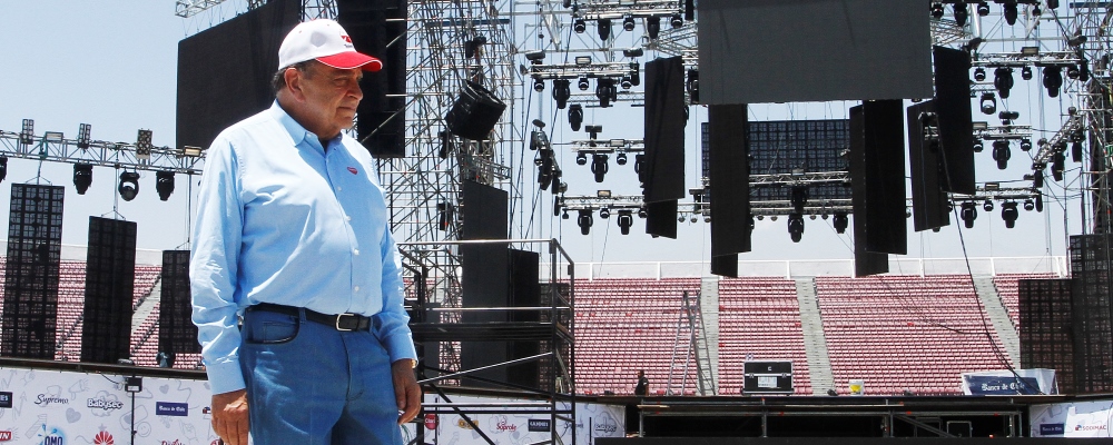 Don Francisco visita el Estadio Nacional