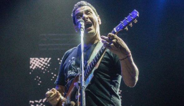 Ricardo Mollo canta "No Dispares" de Weichafe en show de Divididos