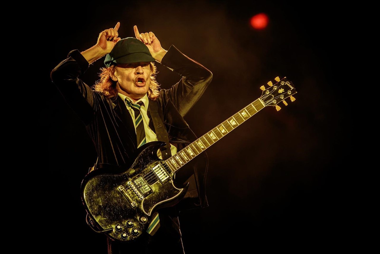 Янги википедия. Angus певец. Angus young Art.