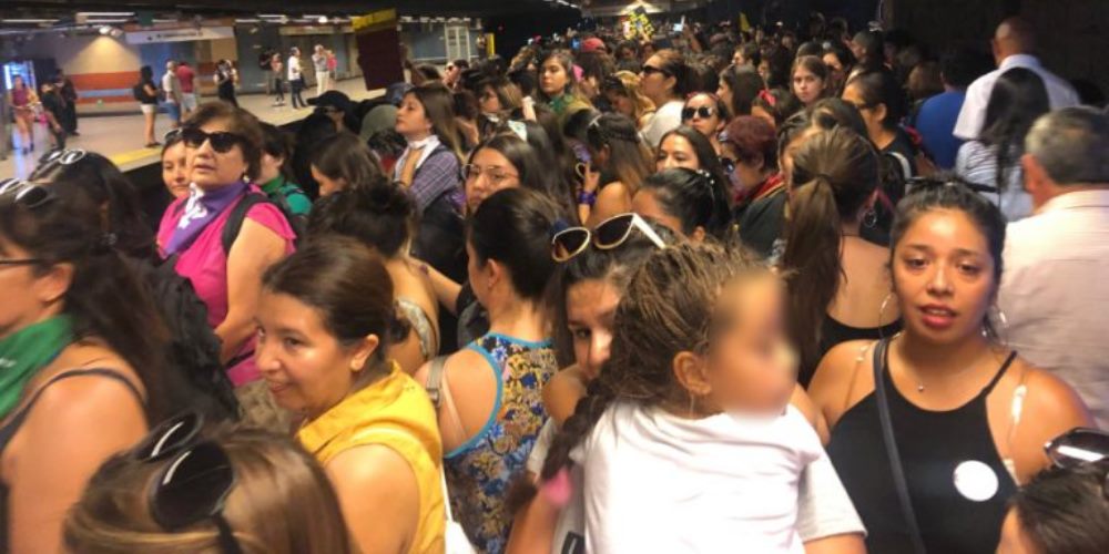 mujeres metro 8M