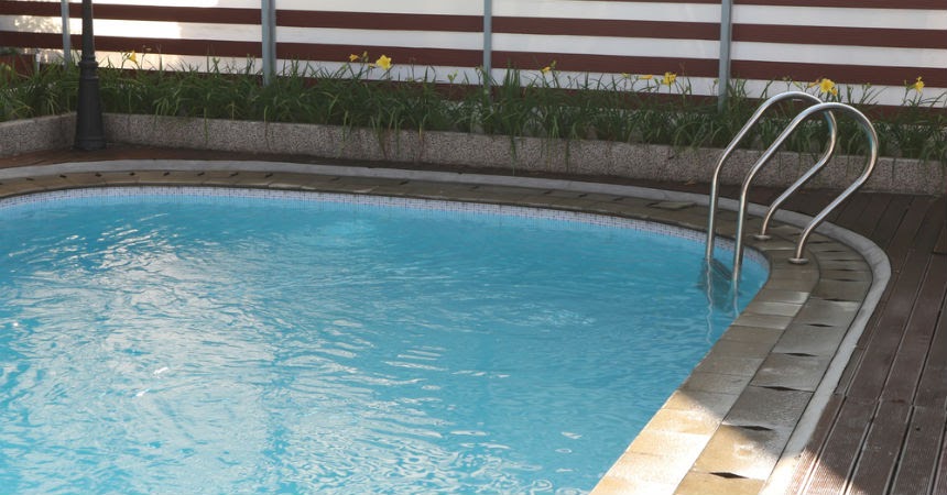 abuelo madre hija piscina