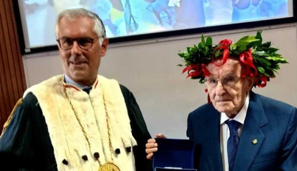 Nunca es tarde: anciano consigue título universitario a los 96 años