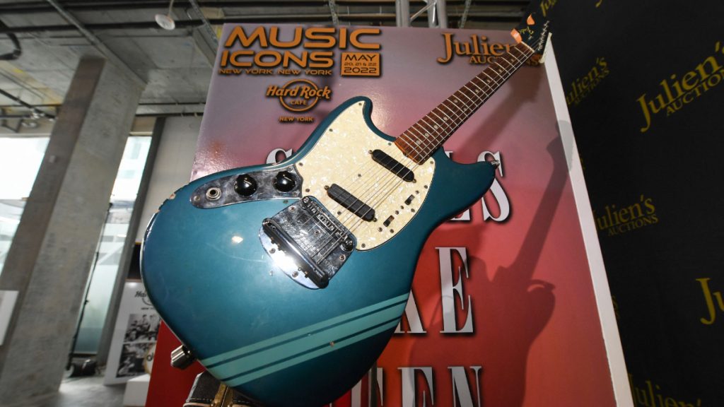 Subastarán La Legendaria Guitarra De Kurt Cobain — Futuro Chile 4269